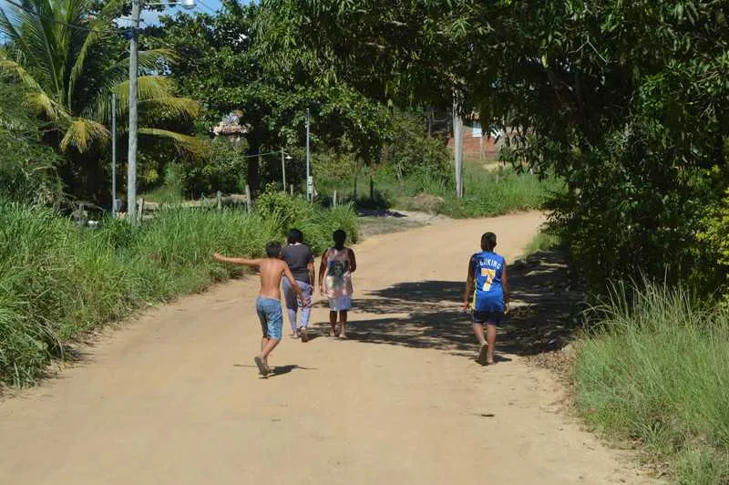 Em ruas sem asfalto, moradores sofrem ainda com o transporte e abastecimento de água precários