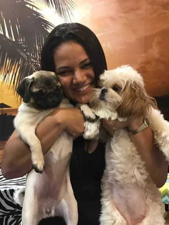 Luana cuida da pug Mel, de 7 meses, e da shih tzu Meg, de 1 ano