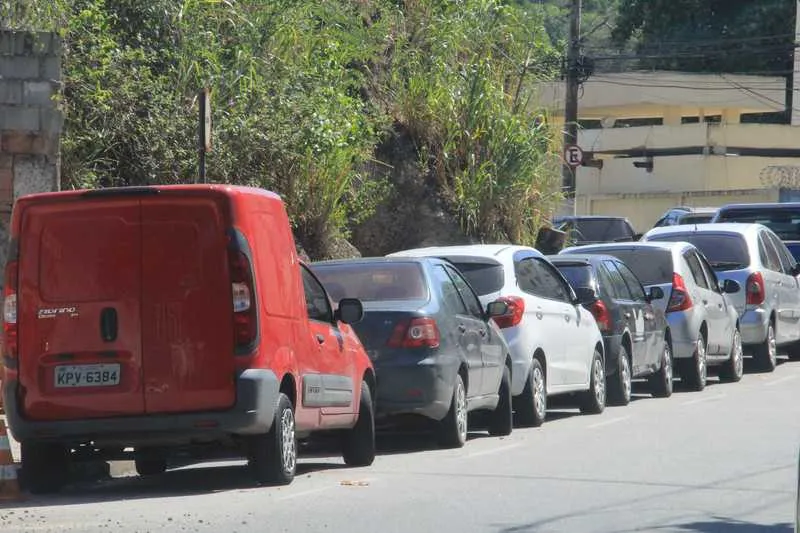 Cena comum na Rua Teixeira de Freitas: carros parados em fila em local onde é proibido estacionar