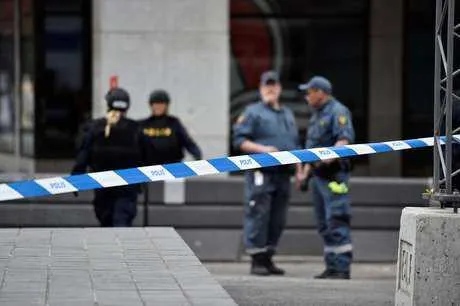 Polícia fecha rua onde um caminhão atropelou várias pessoas em Estocolmo, na Suécia 
