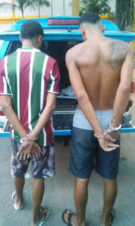 Homens foram presos quando vendiam drogas no Lindo Parque