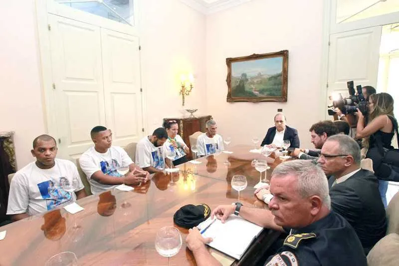 O governador Pezão assegurou aos familiares o apoio total