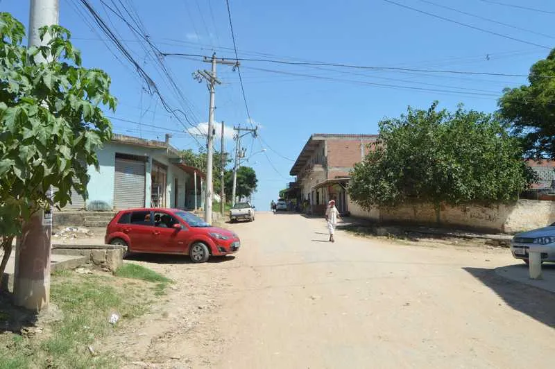 Moradores são obrigados a conviver com a poeira e a lama devido à falta de pavimentação
