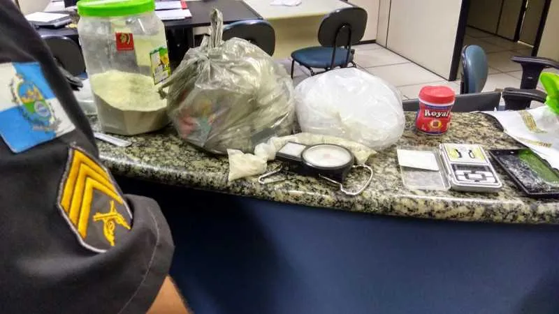Com a dupla, PM apreenderam grande quantidade de cocaína, balança e material para endolação