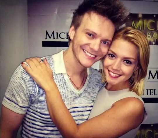Romântico, Michel Teló se declarou para a esposa, a atriz Thaís Fersoza, na noite de quinta-feira (6). "Logo quando conheci o amor da minha vida", escreveu o sertanejo na legenda da imagem. Juntos há 5 anos, Michel e Thaís são pais de Melina e e esperam o segundo filho, um menino. 

