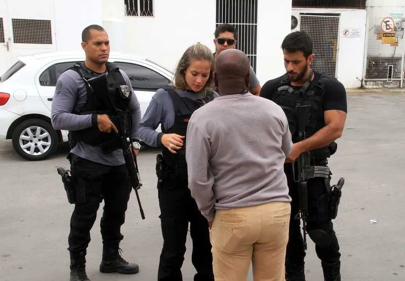 Muito abalada, a esposa do policial militar desmaiou em frente ao hospital e teve que ser amparada