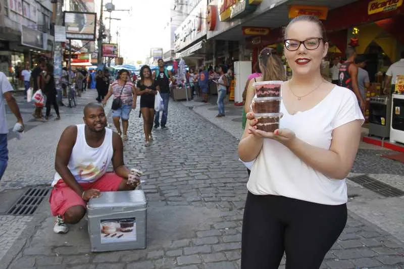  Alycia e Patrick, ambos de 21 anos, produzem e vendem bolos de potes há quatro meses, no Centro e em Alcântara, São Gonçalo
