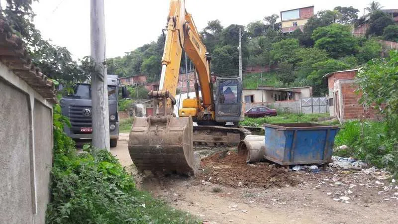 PMs usaram retroescavadeira para desobstruir via na Trindade