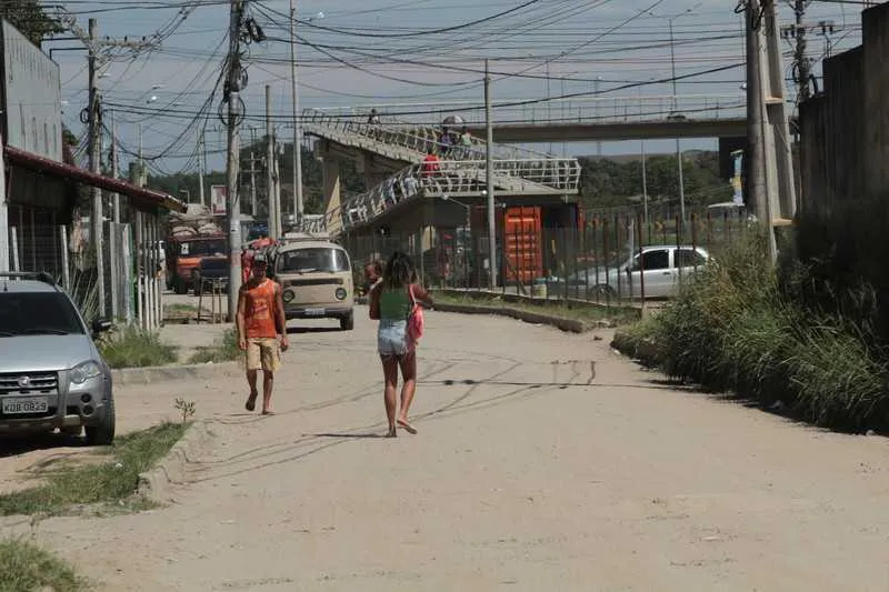 Os pedestres sempre enfrentam transtornos ao passar pelo local, faça chuva ou faça sol