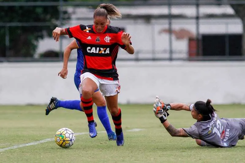 A atacante Larissa Pereira é a esperança rubro-negra de gols

