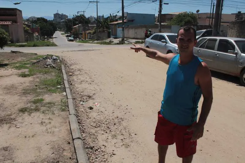  A Avenida Amélia Saraiva tem alguns pontos asfaltados e outros não como mostrou Fernando