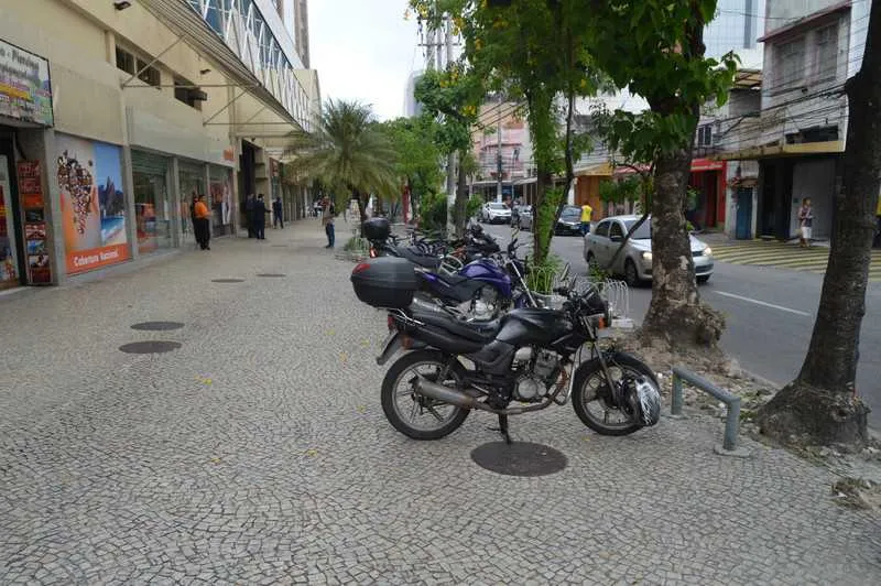  A falta de uma fiscalização mais rigorosa por parte do governo municipal beneficia motoristas e motociclistas que restringem a circulação de pedestres no Centro

