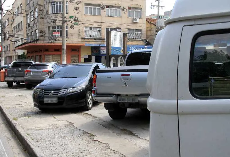  Os carros recuperados pelo Polícia Militar ficaram estacionados na calçada da 78ª DP (Fonseca)