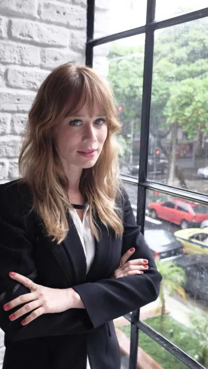 Mariana Ximenes está de visual novo. A atriz revolucionou e resolveu apostar na franjinha curta, tendência dos anos 70. O responsável pela transformação foi o hairstylist e amigo de Mariana, Felipe Freitas, no seu recém-inaugurado salão Fil Hair & Experience. “Desde o Baile da Vogue, quando usei uma versão fake com peruca, meu namorado me pede o novo corte. Ele ficou apaixonado pelo look”, comentou Mariana sobre a decisão do corte de cabelo.