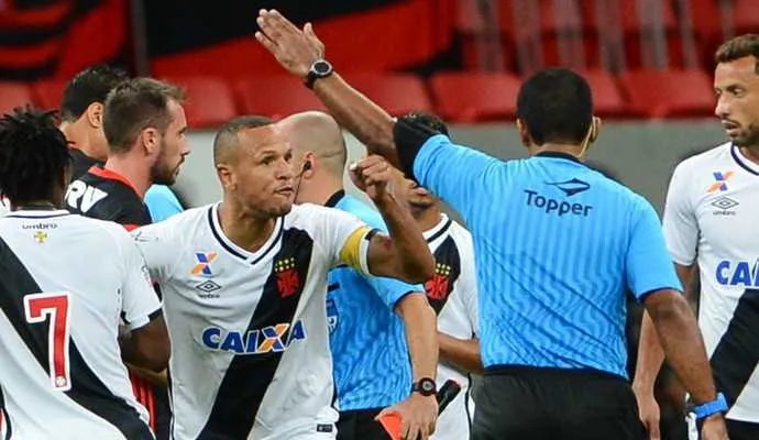 Após ser expulso, o atacante Luis Fabiano discutiu asperamente com o árbitro Luís Antônio