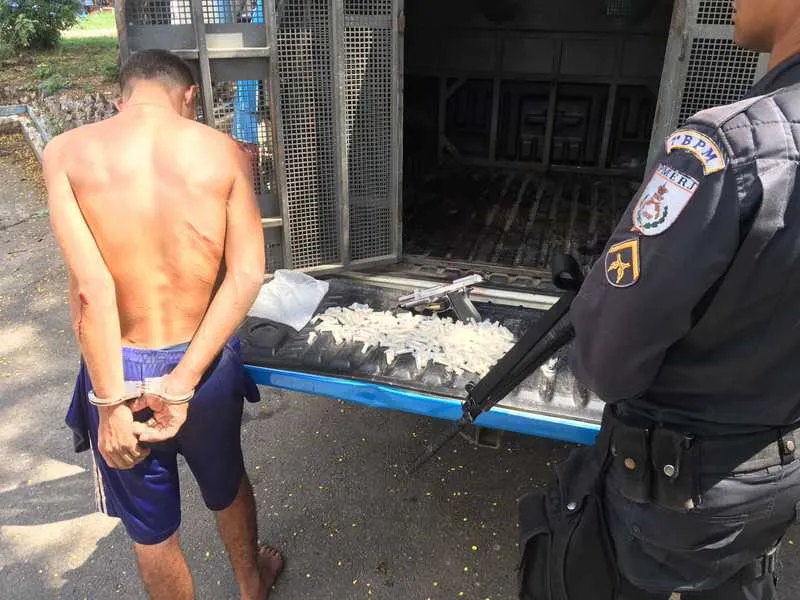 Rapaz foi detido pelos policiais com 235 sacolés de cocaína