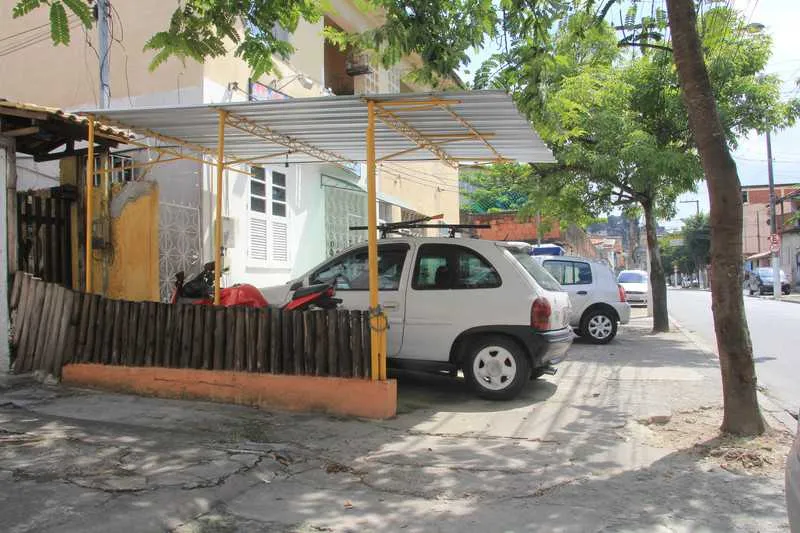 A qualquer hora do dia, vários veículos são flagrados estacionados em cima das calçadas