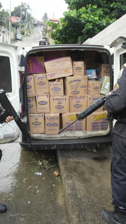 Quinze caixas de material de limpeza foram recuperadas