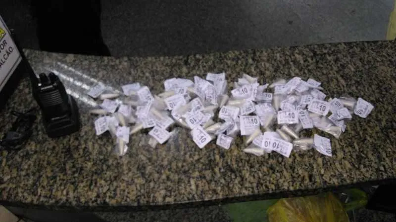 Foram apreendidos mais de 50 pinos de cocaína na ação