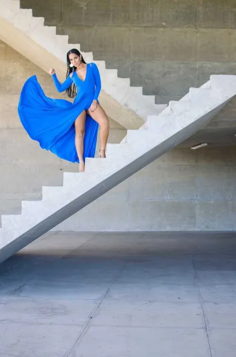 A advogada Mayara Motti, uma das musas do BBB 17, posou toda chique e mostrou as pernas em uma sessão de fotos assinada pelo fotógrafo Renato Júnior. A ex-participante do reality show aproveitou o ensaio feito essa semana na Cidade das Artes, na Barra da Tijuca, para revelar em quem torce para se tornar o novo milionário. “É a Vivian, lógico! Ela tem se mostrado muito forte e coerente no jogo” , acredita Mayara.