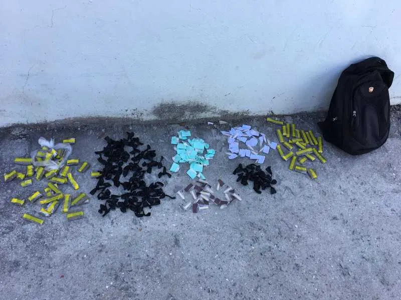 Na ação, PMs apreenderam pinos de cocaína e maconha