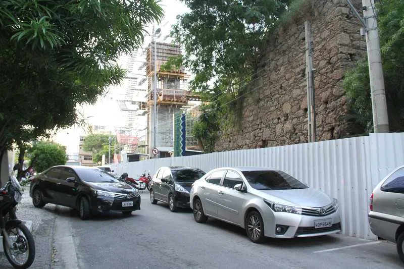 Uma das principais irregularidades no trânsito da cidade é o estacionamento em áreas proibidas