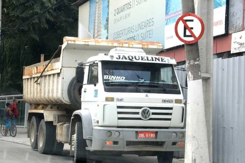 Problema constante nas Ruas Doutor Paulo Cézar e Noronho Torrezão: paradas irregulares