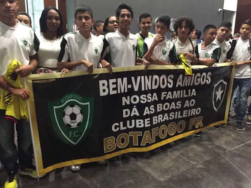 Atletas do Botafogo F.C de Itaguí deram às boas-vindas aos profissionais do alvinegro carioca