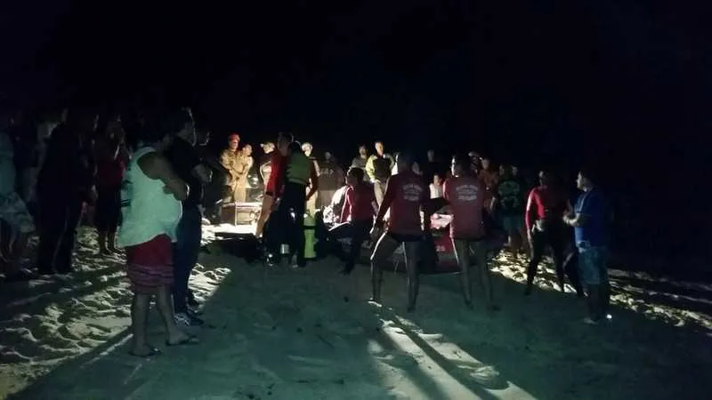 Uma base foi montada na areia para operação de resgate. Há um tripulante desaparecido