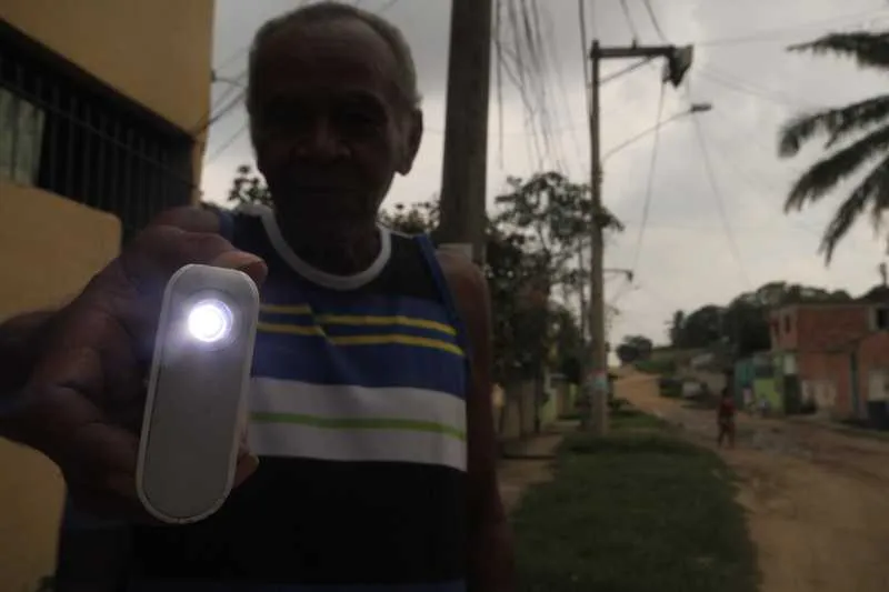 Mesmo com a taxa de iluminação pública cobrada nas contas, não há lâmpadas nos postes