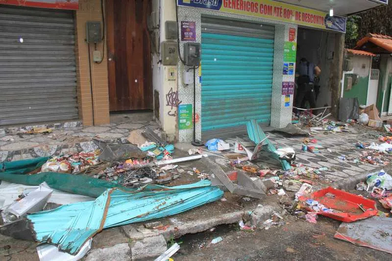 Bandidos fortemente armados arrombaram porta de farmácia, na Amendoeira, e levaram o caixa 24h do estabelecimento comercial