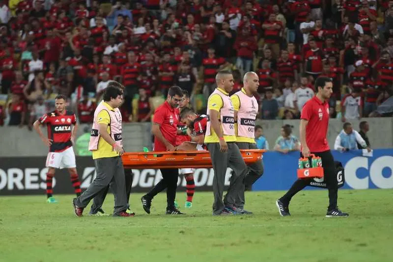 O meia Diego saiu de maca após pancada no joelho direito ao disputar bola com adversário