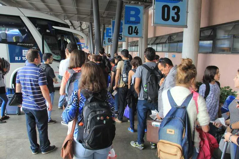 Rodoviária Roberto Silveira, no centro de Niterói, teve grande movimentação de passageiros, ontem