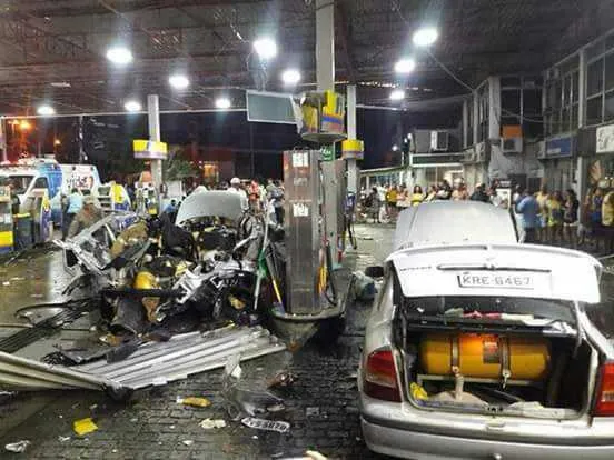 O carro explodiu no posto de gasolina situado no Colubandê