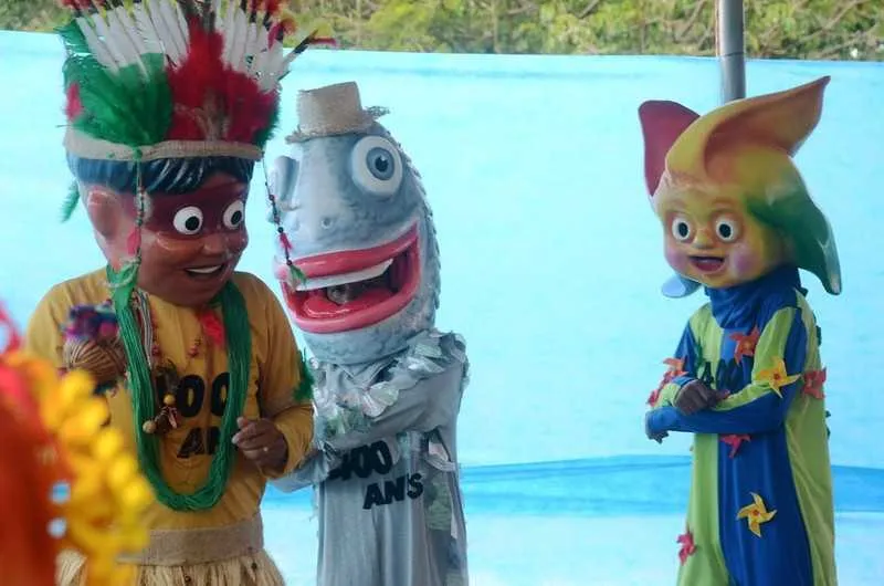 O índio Pedrinho da Aldeia tem como companheiros a tainha Escaminha e o catavento Brisa