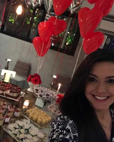 Grávida do segundo filho, Thaís Fersoza ganhou uma festa surpresa do maridão Michel Teló. Comemorando 33 anos na última quinta, a atriz foi surpreendida na véspera, numa comemoração com muitas comidinhas e balões de coração - os favoritos da mamãe de Melinda. . "E não é que ganhei uma festa surpresa de aniversário? Muito feliz! Olha isso, gente! Que coisa mais amada do mundo!", exclamou a atriz num vídeo postado no Instagram. 

