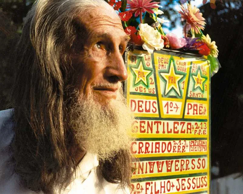 O profeta andava com bata branca e carregava estandartes com mensagens nas ruas do Rio e Niterói