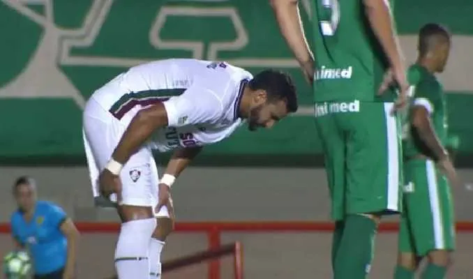  O atacante Henrique Dourado sofreu uma lesão na coxa direita