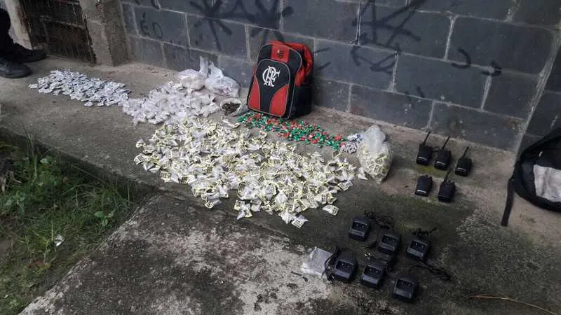  Foram apreendidas 860 cápsulas de cocaína, 247 trouxinhas de maconha e quatro rádios comunicadores durante a operação dos policiais na favela da Linha