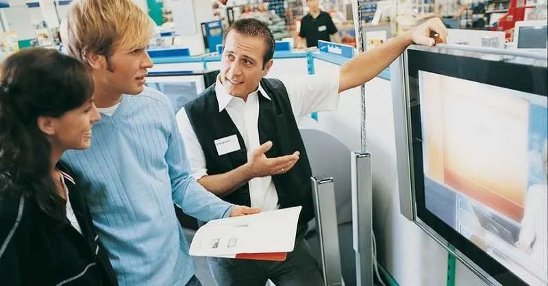 Em SG, há vagas para vendedor  de comércio varejista