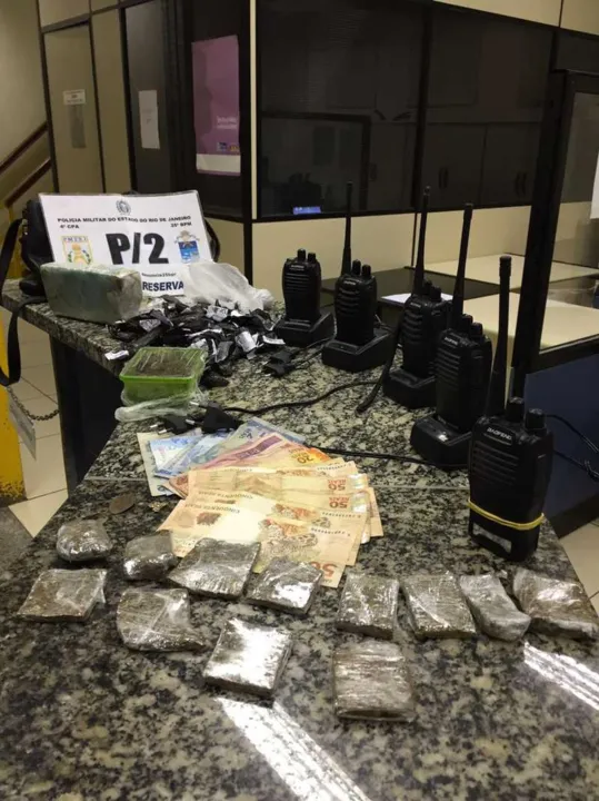 Na Fazendinha, mulher foi flagrada com grande quantidade de drogas, dinheiro e ‘radinhos’