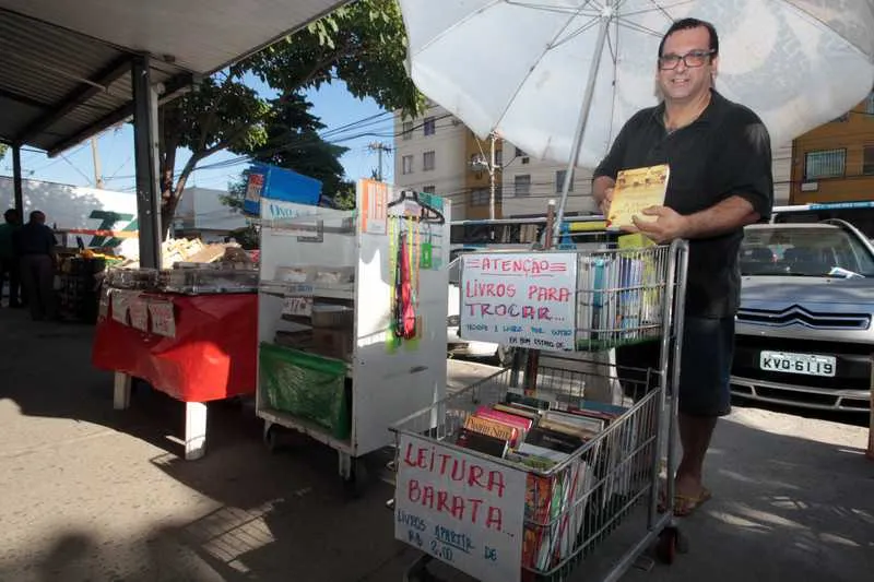 Marcos Paulo ‘estaciona’ o carrinho diariamente no Alcântara ao lado da sua banquinha de doces