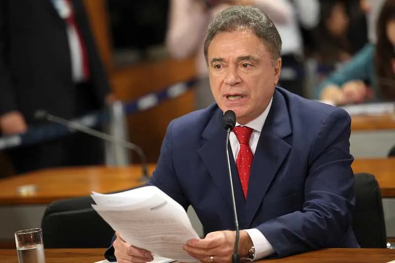  De autoria de Álvaro Dias (PV-PR), a PEC revoga trechos da Constituição que oferecem foro especial