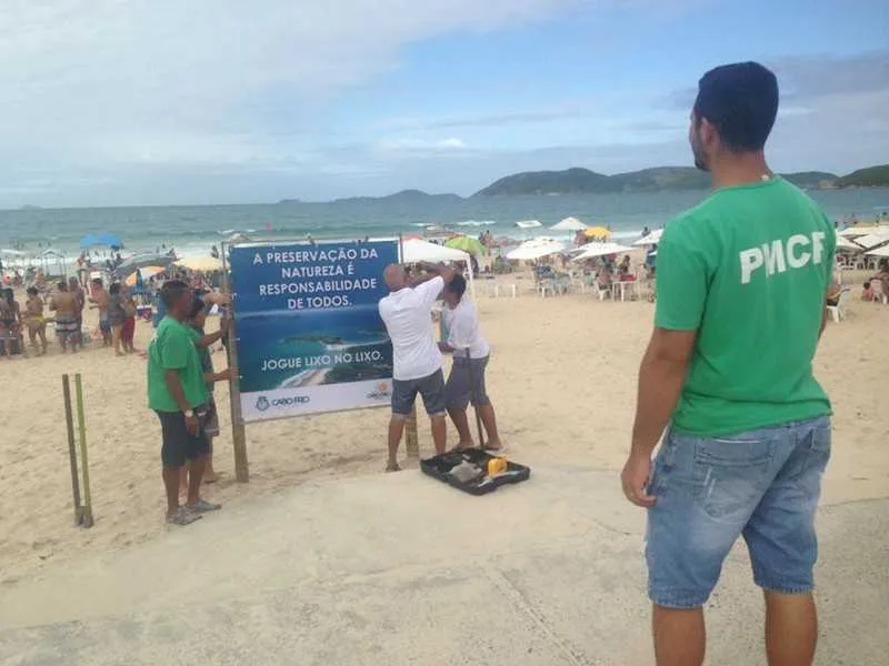 Imagem ilustrativa da imagem Praia do Peró perto de erguer a Bandeira Azul