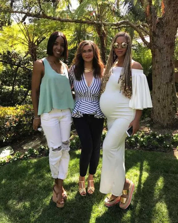 Beyoncé passou o domingo, em família e posou para uma foto ao lado da mãe, Tina Knowles, que compartilhou o registrou em seu Instagram. Na imagem, a diva do pop, que está grávida de gêmeos, exibe seu barrigão usando um vestido todo branco e trancinhas.