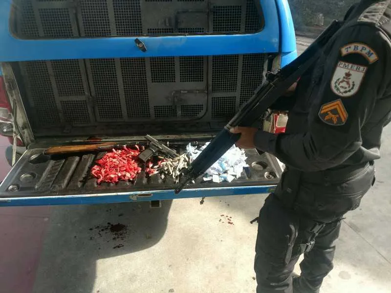 Na ação, PMs apreenderam uma pistola, espingarda e drogas