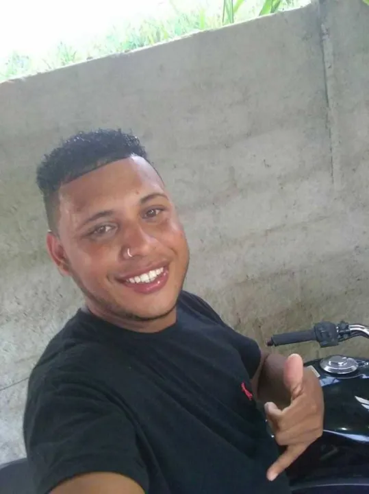 Jefferson acabou atingido na cabeça ao acelerar sua moto