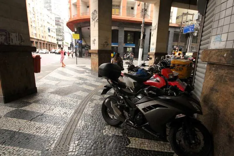 Motos paradas em fila sobre a calçada na Avenida Amaral Peixoto: flagrante de irregularidades
