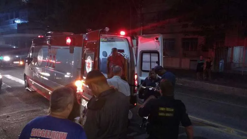 Jovem é atropelado na Av. Maricá .