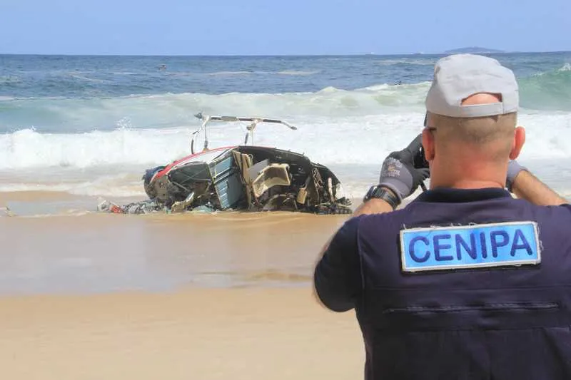 Cabe a empresa retirar os destroços da Praia de itacoatiara